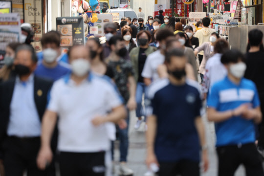 지난달 27일 오후 서울 중구 명동거리에서 시민들이 마스크를 쓰고 이동하고 있다. <연합뉴스>